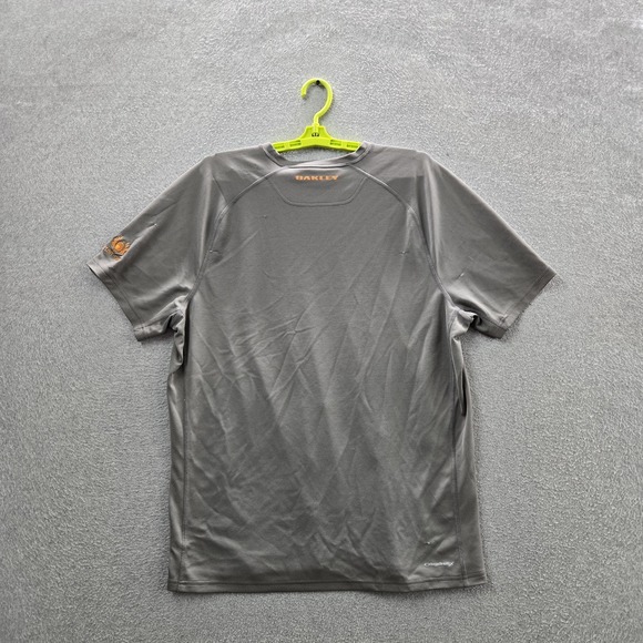 Oakley Men Shirt XL Gray Embroidered Camouflage Activewear Short Sleeve - Picture 10 of 10